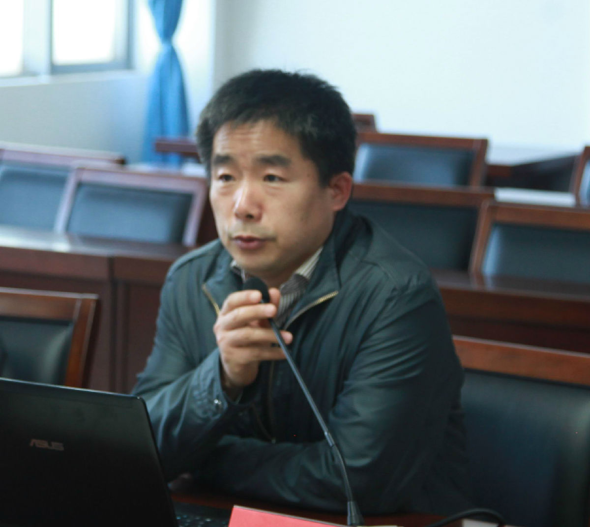 学院党委书记陆伟家介绍学院发展情况